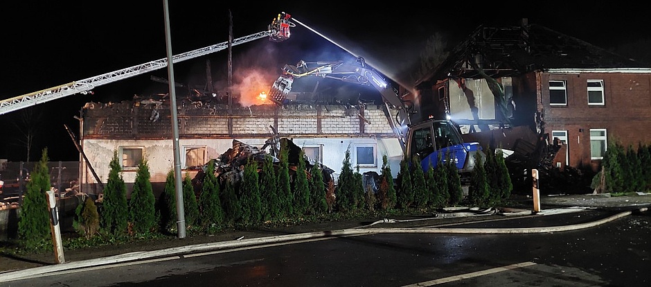 Das THW HAMBURG unterstützte die Feuerwehr bei der Brandbekämpfung.